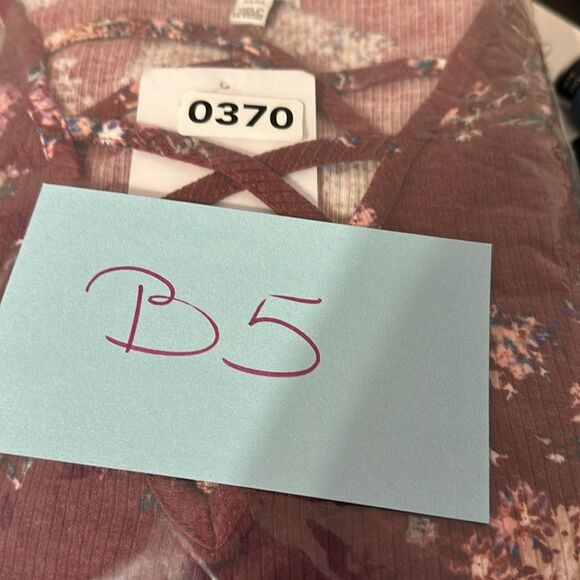 Love Fire Marron Floral V Neck Cold Shoulder Dress M EUC NWT - Picture 10 of 10